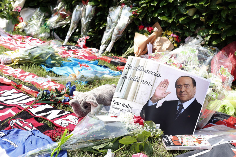 Un velatorio a puerta cerrada en la fortaleza de Berlusconi
