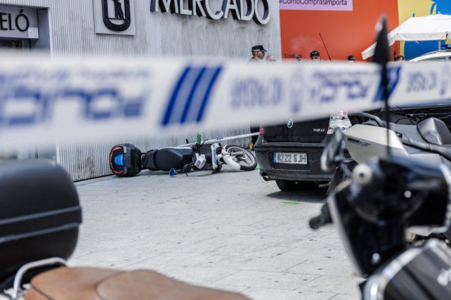 Un coche colisiona contra un taxi, invade la acera y arrolla a tres personas junto al mercado de Barceló en Madrid