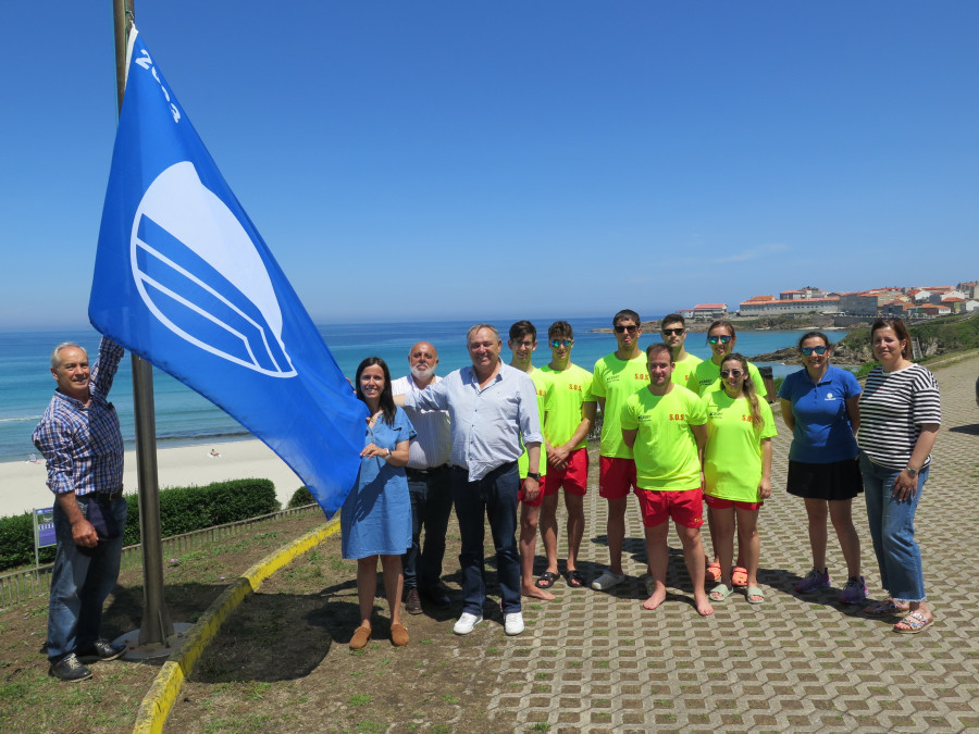 La bandera azul ya ondea en la playa de Caión
