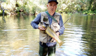 Un malpicán captura en el río Castro una trucha de 53 centímetros y más de dos kilos