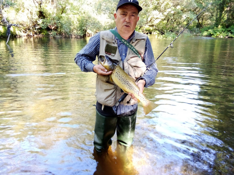 Un malpicán captura en el río Castro una trucha de 53 centímetros y más de dos kilos