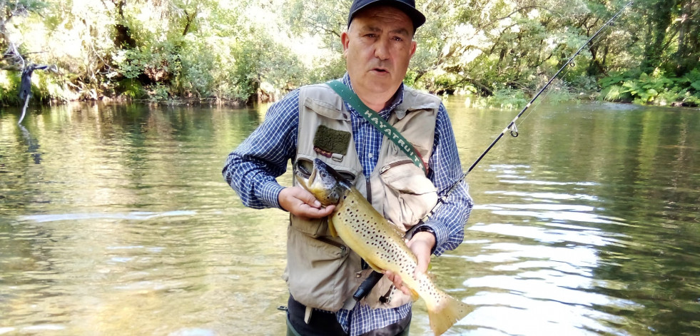 Un malpicán captura en el río Castro una trucha de 53 centímetros y más de dos kilos