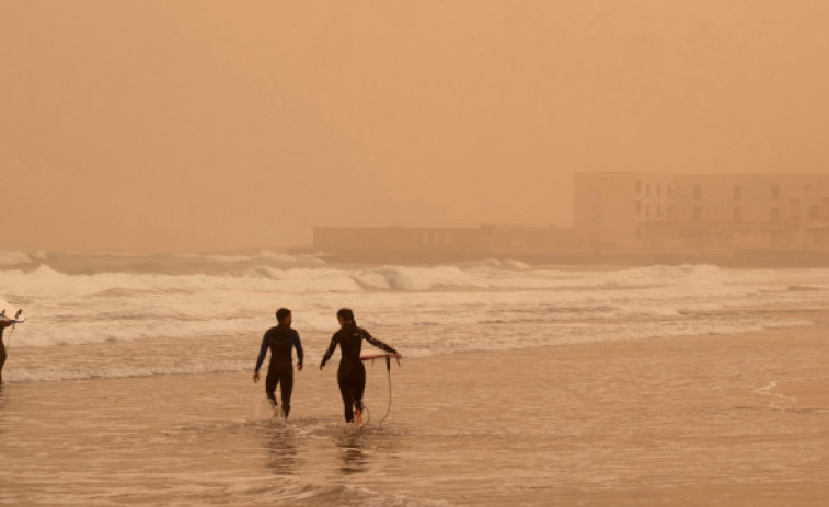 Unos surfistas rescatan a dos bañistas en apuros en una playa de Porto do Son