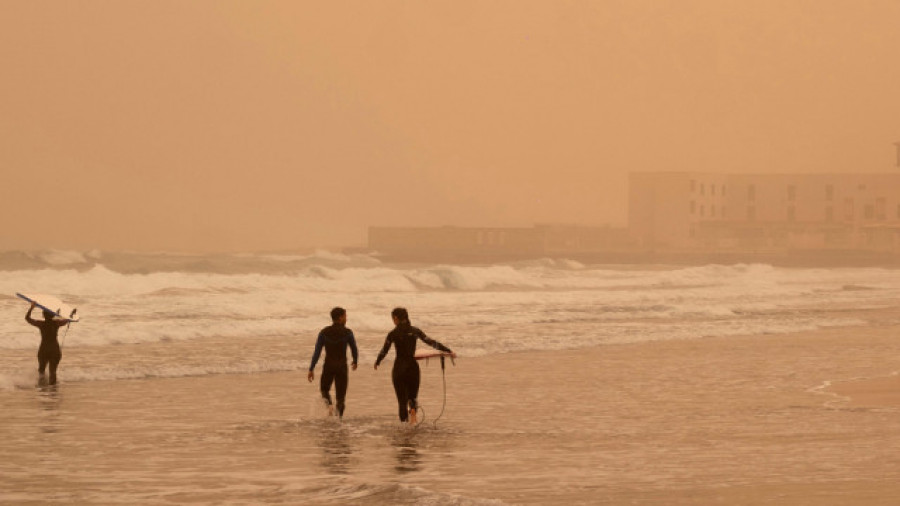 Unos surfistas rescatan a dos bañistas en apuros en una playa de Porto do Son