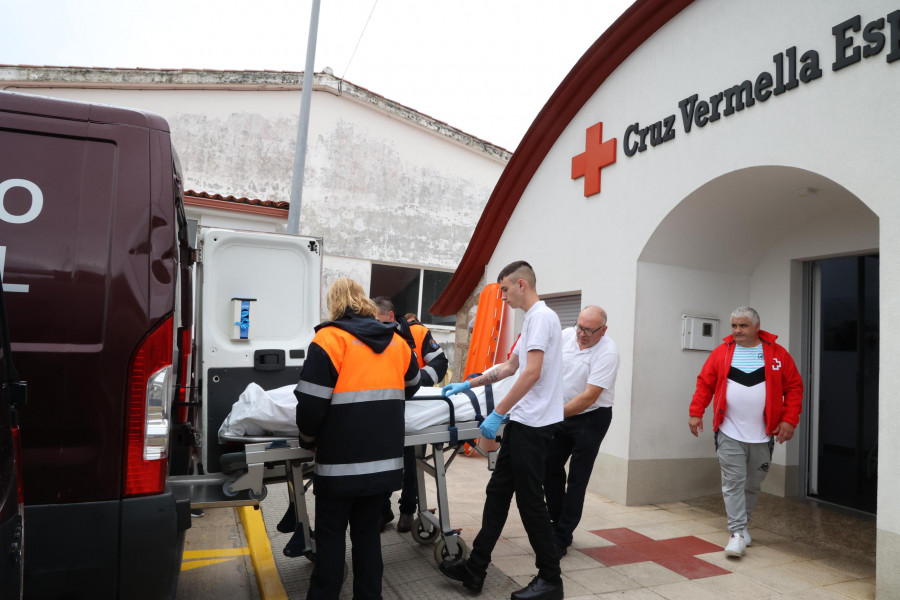 Un muerto al caer un coche en el puerto de Laxe