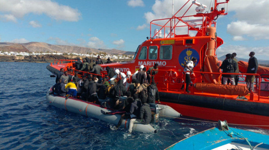Muere en una lancha neumática una mujer embarazada que viajaba con otros migrantes rumbo a Lanzarote