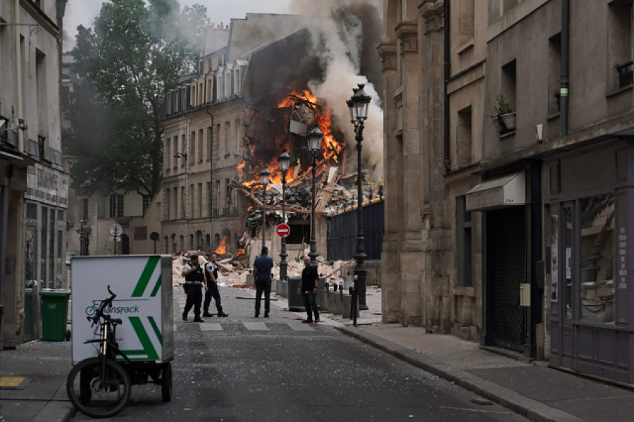 Un edificio se derrumba en París por una explosión de gas