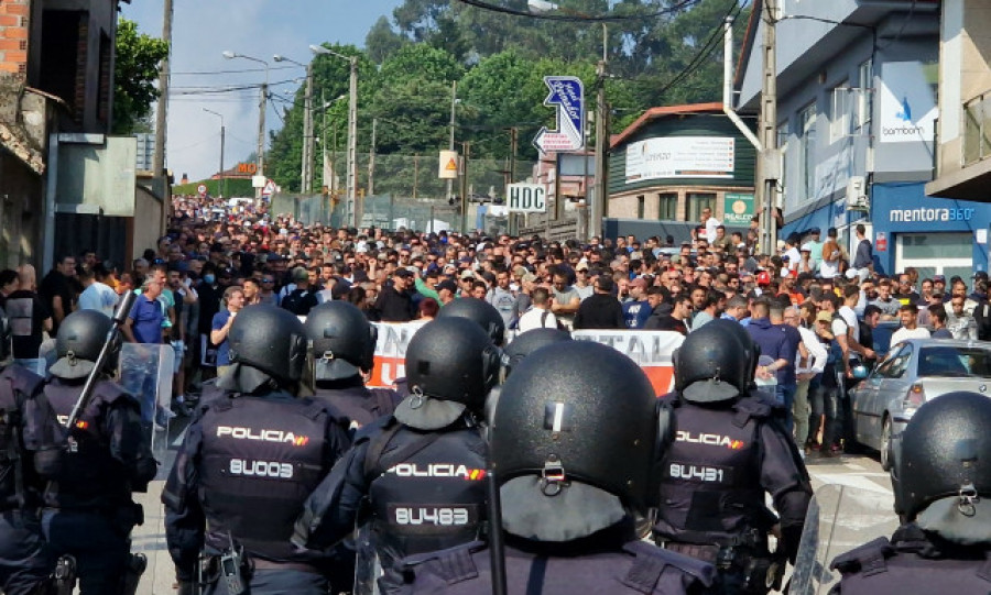 Cargas policiales y tráfico cortado con árboles en la AP-9, con motivo de las protestas del metal en Vigo