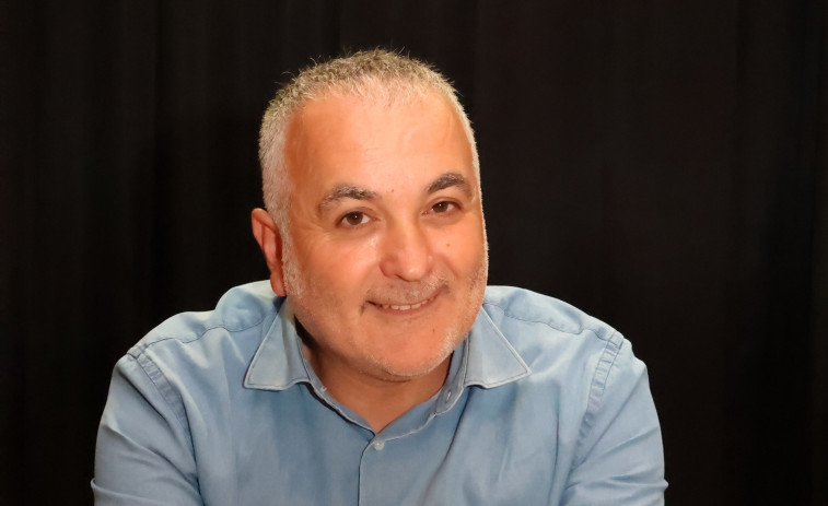 Xabier Maceiras presenta su libro sobre los bailes de antaño en A Laracha