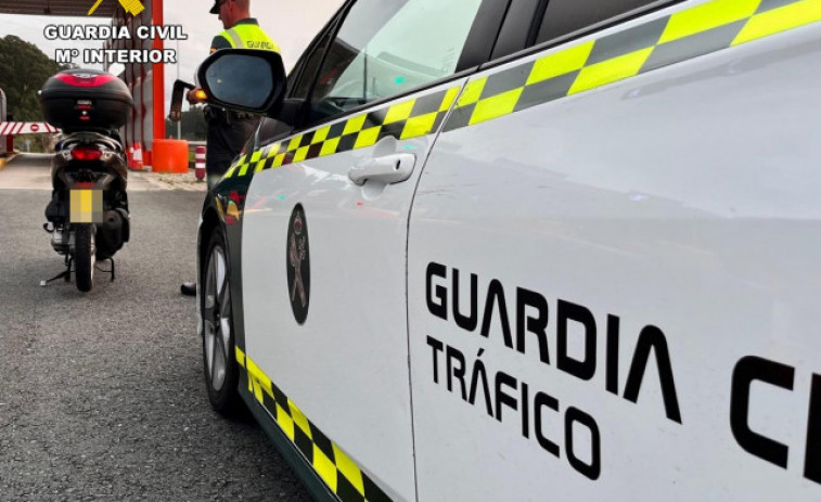 VÍDEO | Investigan a un vecino de A Coruña que iba borracho en ciclomotor por la AG-55