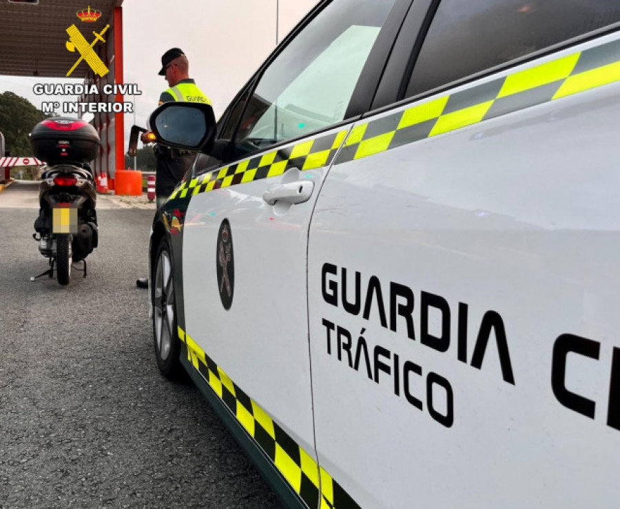 VÍDEO | Investigan a un vecino de A Coruña que iba borracho en ciclomotor por la AG-55