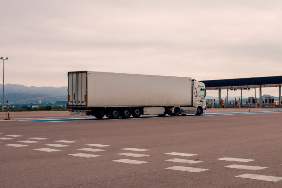 El Gobierno prorroga la bonificación del combustible para transportistas seis meses más