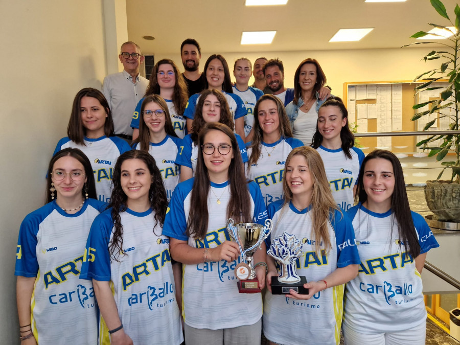 Recepción al Artai femenino en el Concello carballés