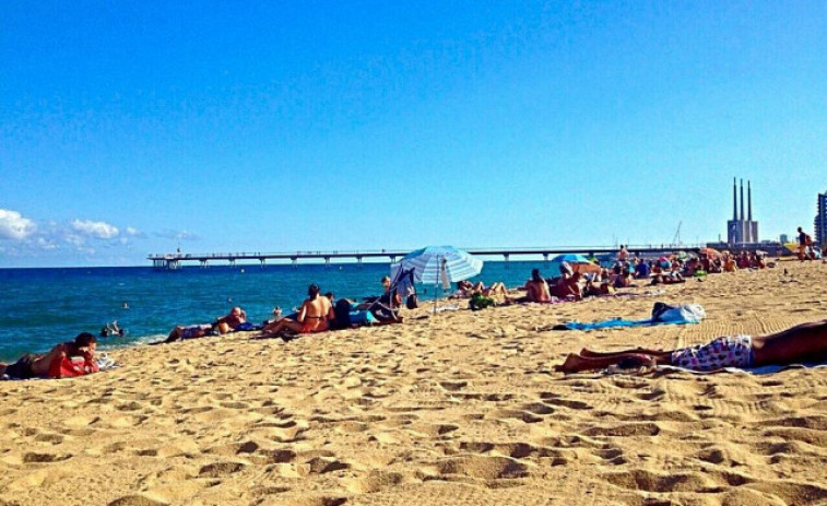 Badalona sancionará con 600 euros la música alta y acampar en la playa