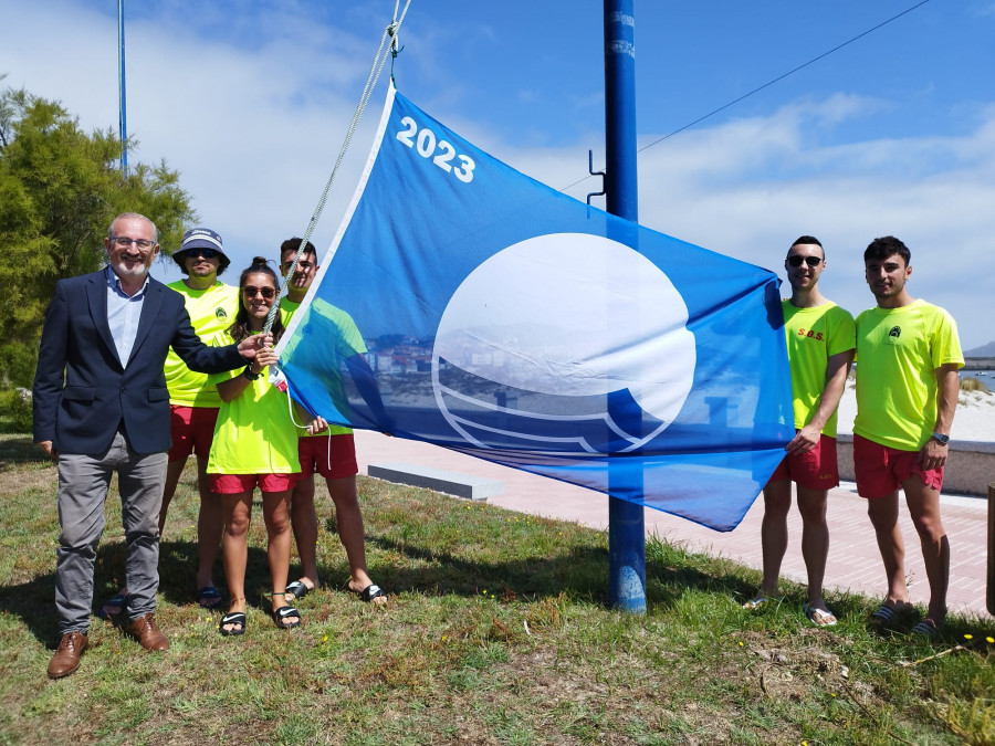 Laxe también iza su bandera azul