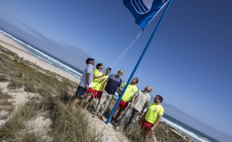 Galicia volverá a lucir 125 banderas azules en sus playas