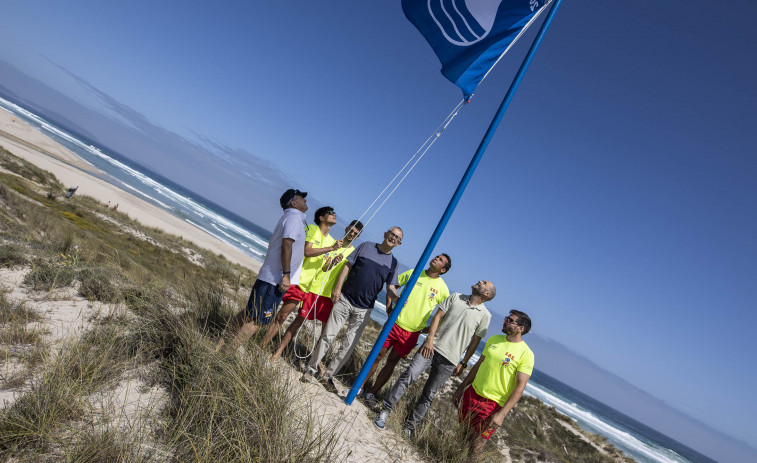 La bandera azul ya ondea en las playas de Carballo