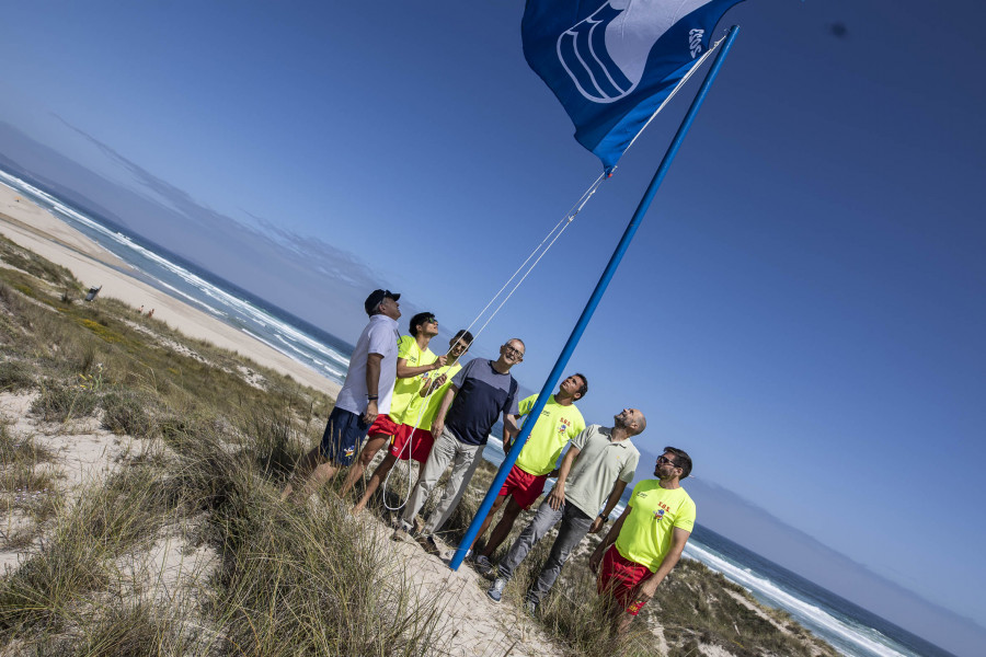 La bandera azul ya ondea en las playas de Carballo