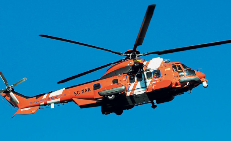 Varios particulares rescatan a un hombre en el mar frente a la costa de Dumbría