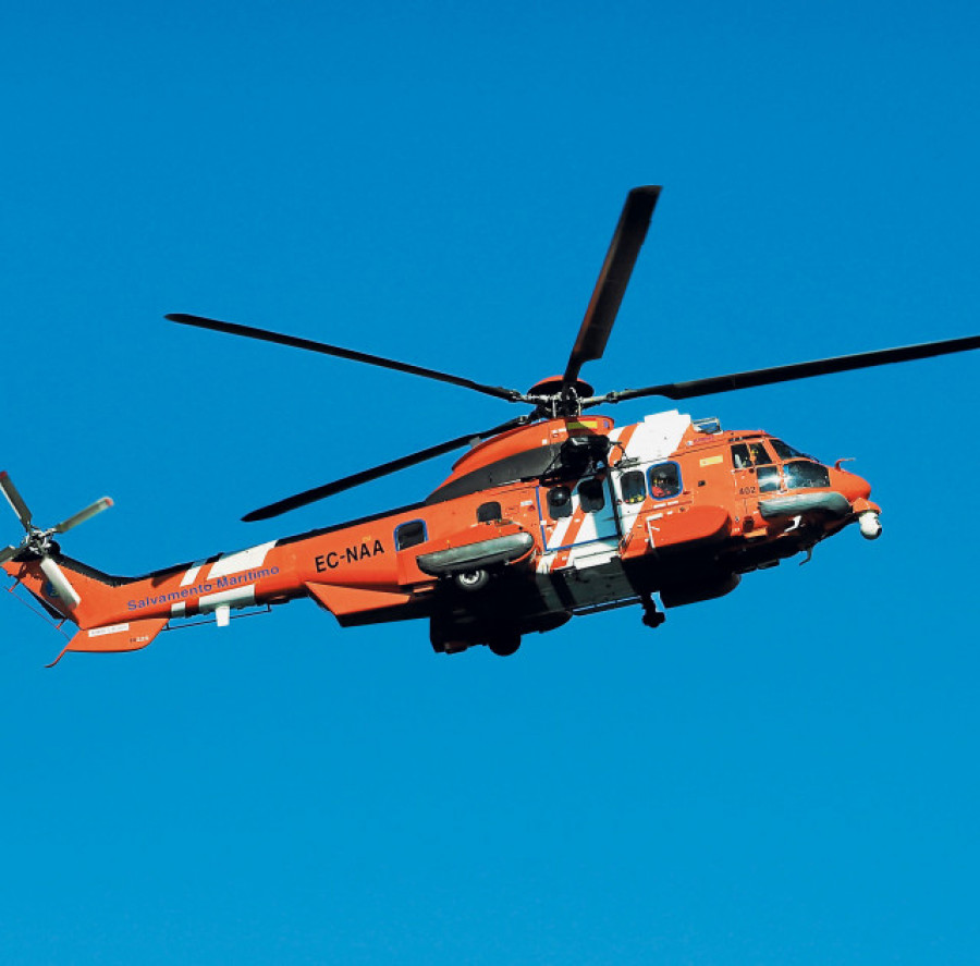 Varios particulares rescatan a un hombre en el mar frente a la costa de Dumbría