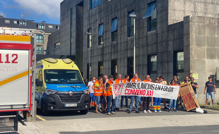 Trabajadores de ambulancias y bomberos se movilizan en Cee por un convenio digno