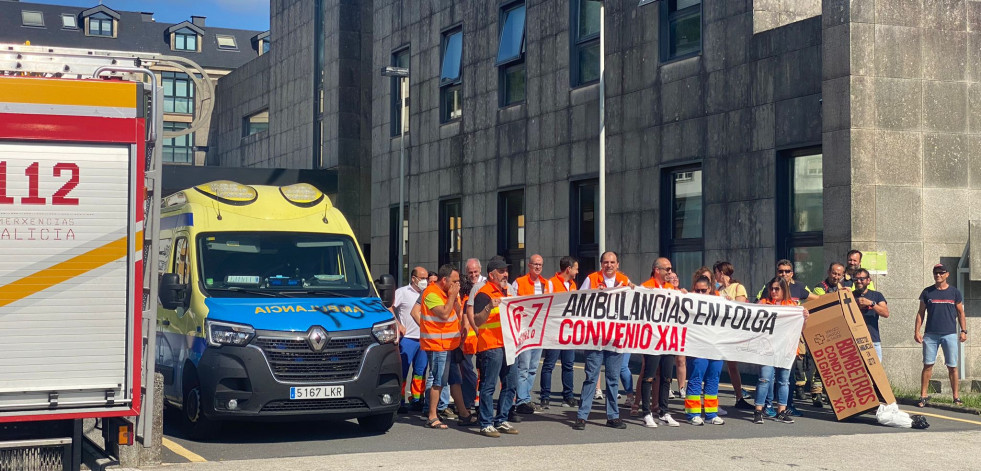 Trabajadores de ambulancias y bomberos se movilizan en Cee por un convenio digno