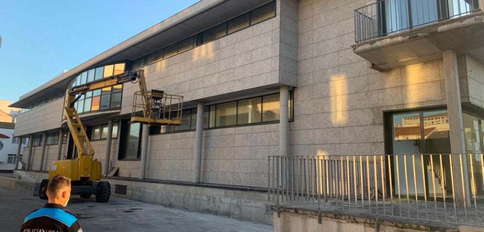 La cubierta del edificio de servicios múltiples de Muxía estará reparada a finales de octubre