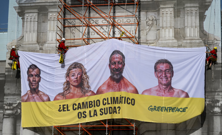 Greenpeace despliega una lona en Madrid con Sánchez, Feijóo, Díaz y Abascal 