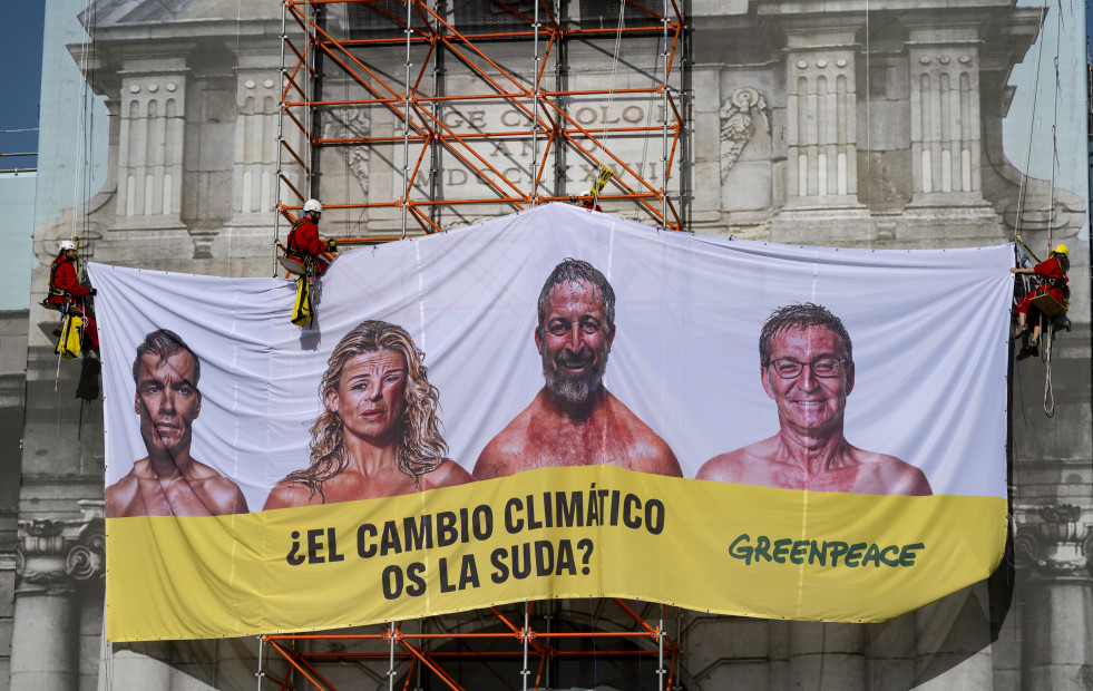 Greenpeace despliega una lona en Madrid con Sánchez, Feijóo, Díaz y Abascal 