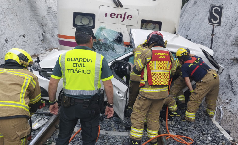 Un fallecido en Lugo tras arrollar un tren a un coche en un paso a nivel