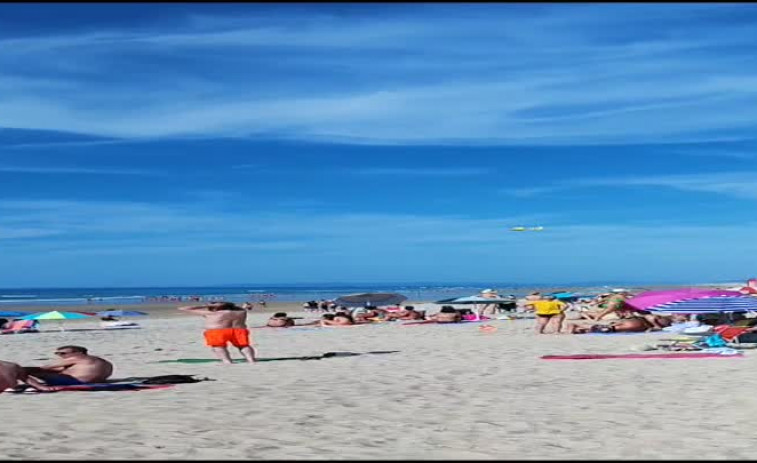 Ocho personas rescatadas en la playa de Razo