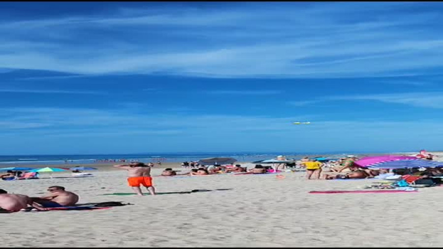 Ocho personas rescatadas en la playa de Razo