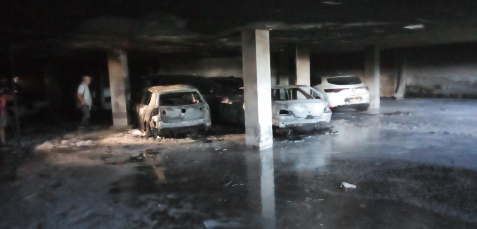 Dos coches calcinados y dos dañados en un incendio en Baio