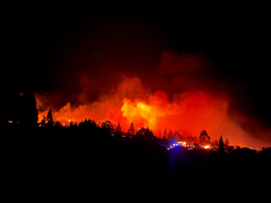 Un incendio forestal en La Palma afecta a viviendas y obliga a la evacuación de vecinos
