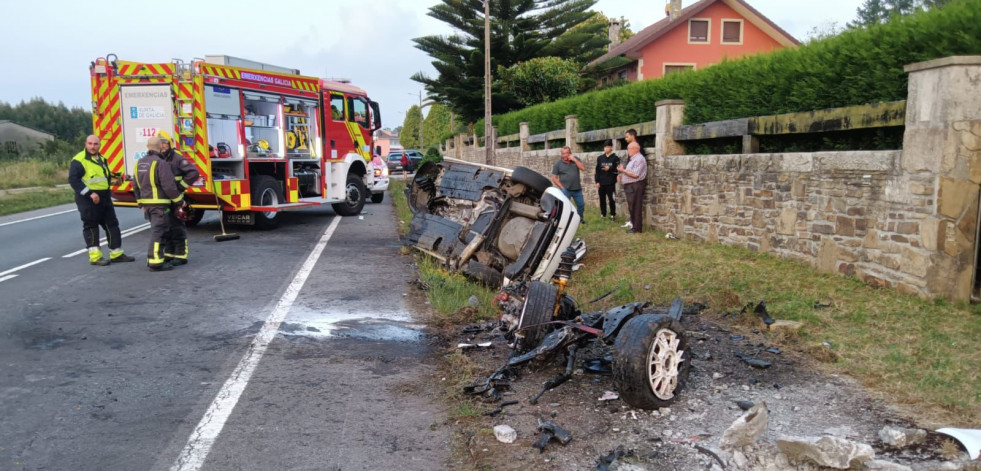 Un joven herido en un aparatoso accidente en Pazos de Abaixo, Ponteceso