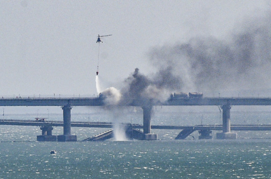 Ucrania ataca con drones el puente de Crimea
