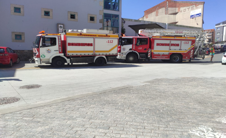 Evacuan al hospital a un fisterrán que sufrió un ictus mientras revisaba un tejado