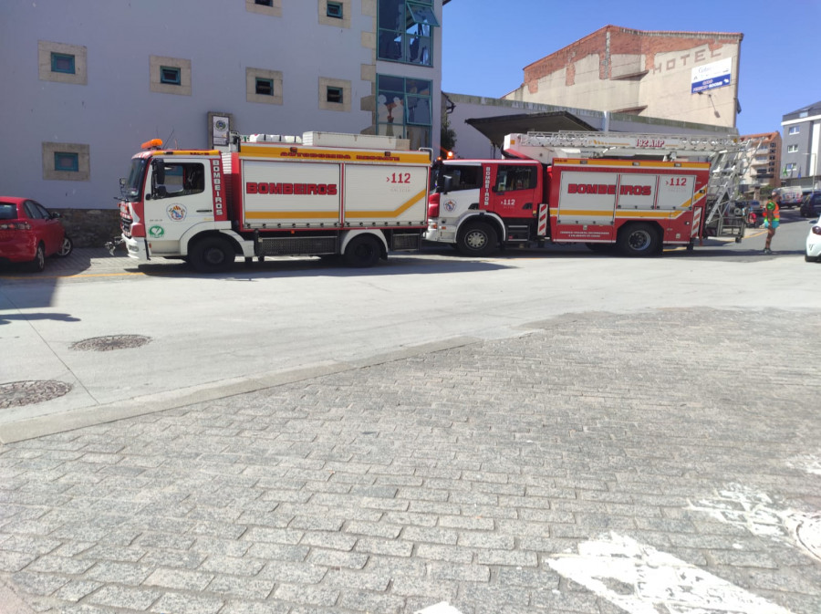 Evacuan al hospital a un fisterrán que sufrió un ictus mientras revisaba un tejado