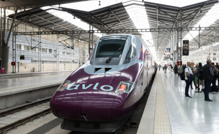 Un tren 'Avlo', o 'low cost' de Renfe, roda en probas por primeira vez pola rede ferroviaria galega