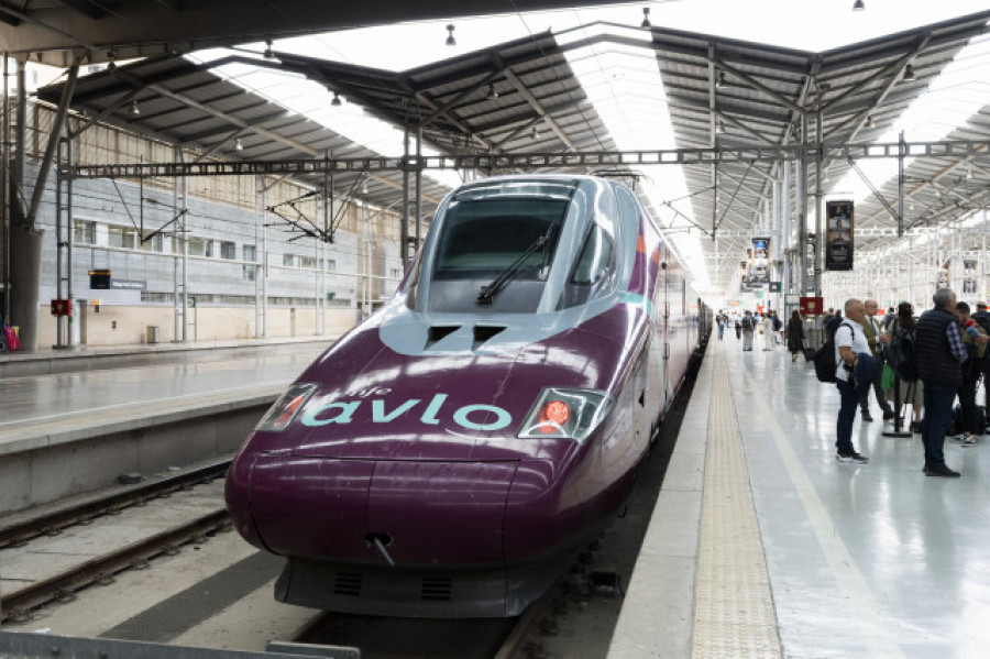 Un tren 'Avlo', o 'low cost' de Renfe, roda en probas por primeira vez pola rede ferroviaria galega