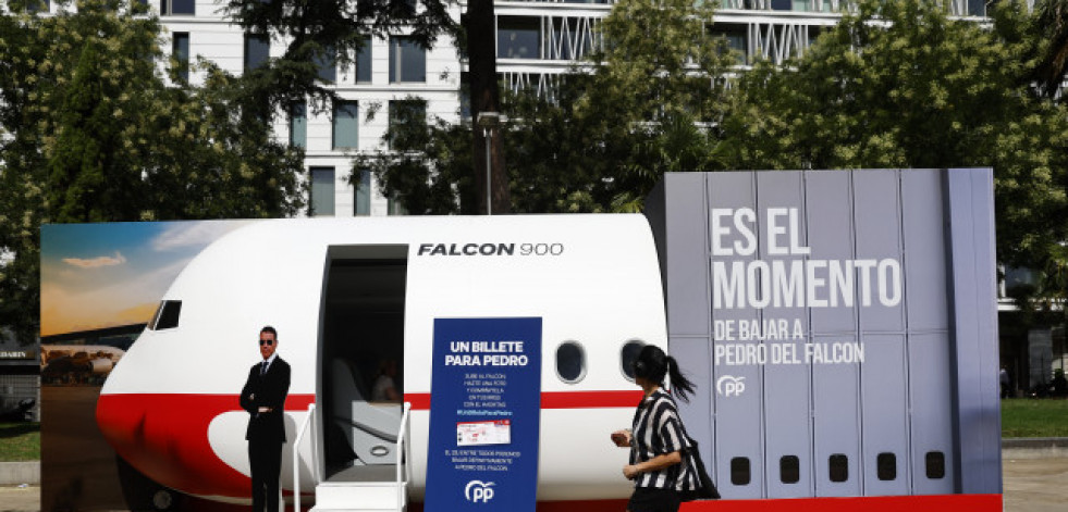 El PP instala una maqueta con el Falcon junto a la plaza de Colón: 