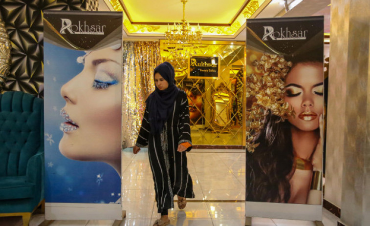 Los talibanes afganos reprimen una protesta de mujeres contra el cierre de las peluquerías