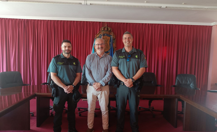 Reconocimiento de Laxe a los guardias civiles que participaron en el rescate de dos bañistas en Cabana