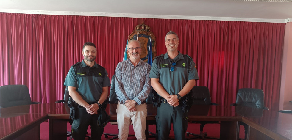 Reconocimiento de Laxe a los guardias civiles que participaron en el rescate de dos bañistas en Cabana