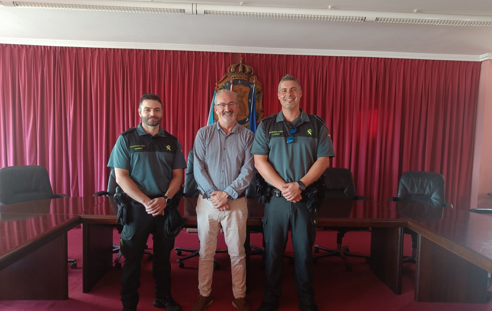 Reconocimiento de Laxe a los guardias civiles que participaron en el rescate de dos bañistas en Cabana
