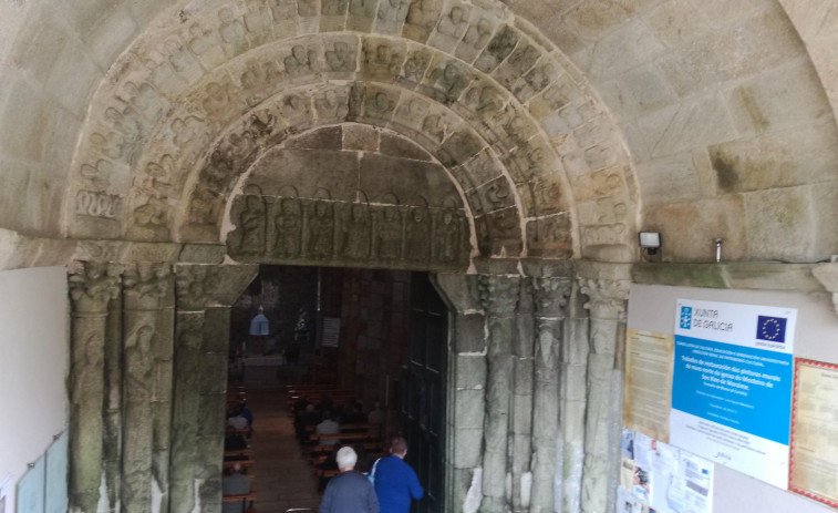 Las Lecciones Xacobeas de la USC analizan los esculturas de las puertas de la iglesia de Moraime