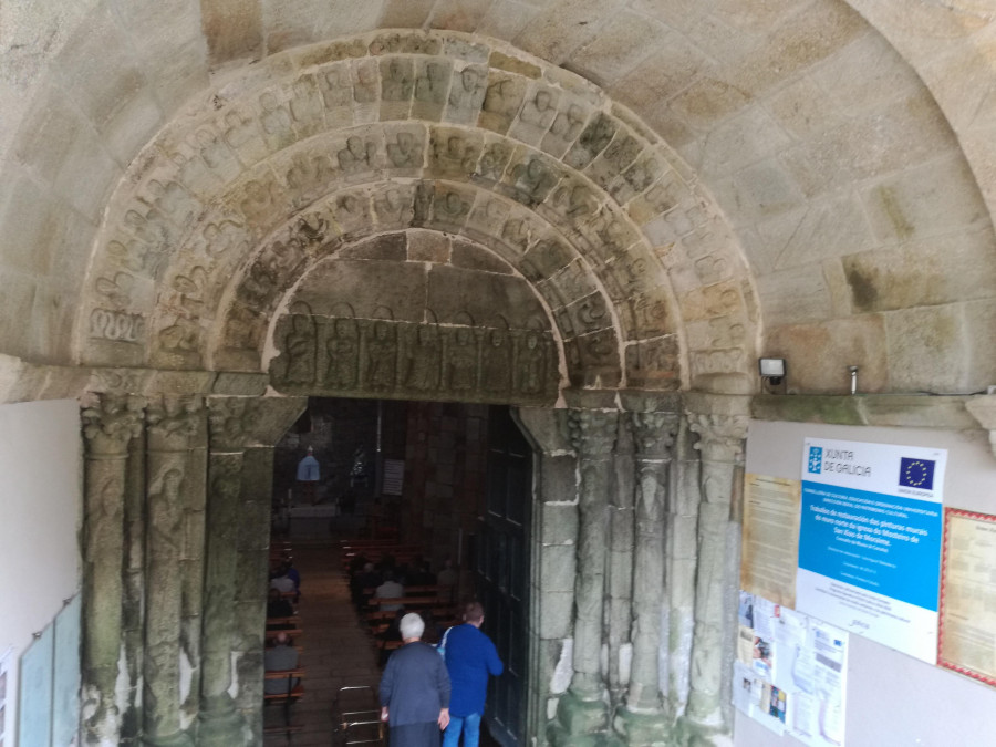 Las Lecciones Xacobeas de la USC analizan los esculturas de las puertas de la iglesia de Moraime