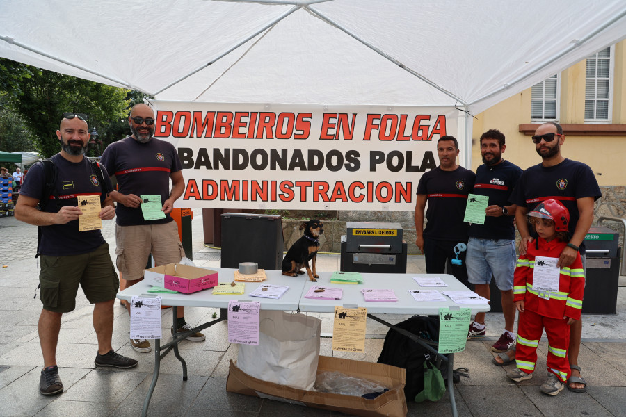 Los bomberos recogen en Carballo firmas de apoyo para lograr un convenio colectivo digno