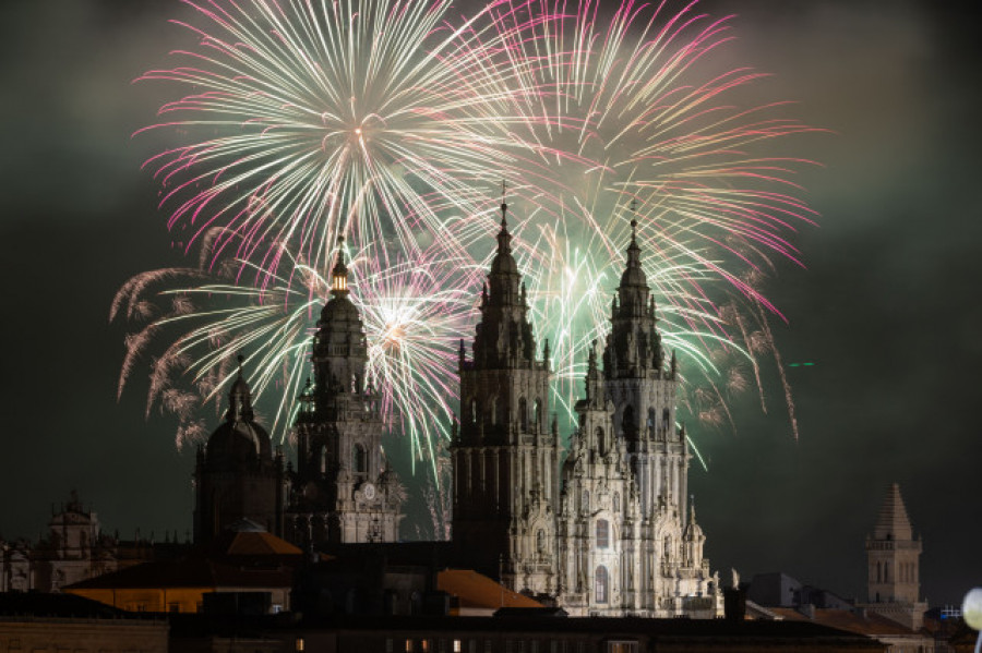 Los Fogos do Apóstolo llenan de luz y color la noche de Santiago, que concluyó sin incidencias