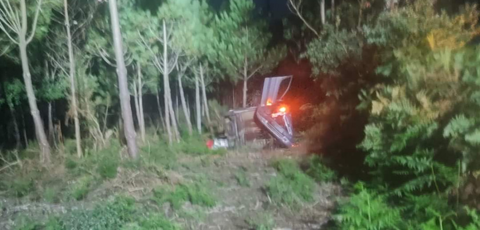 Los Bomberos liberan a un conductor que quedó atrapado al volcar con su coche en Dumbría